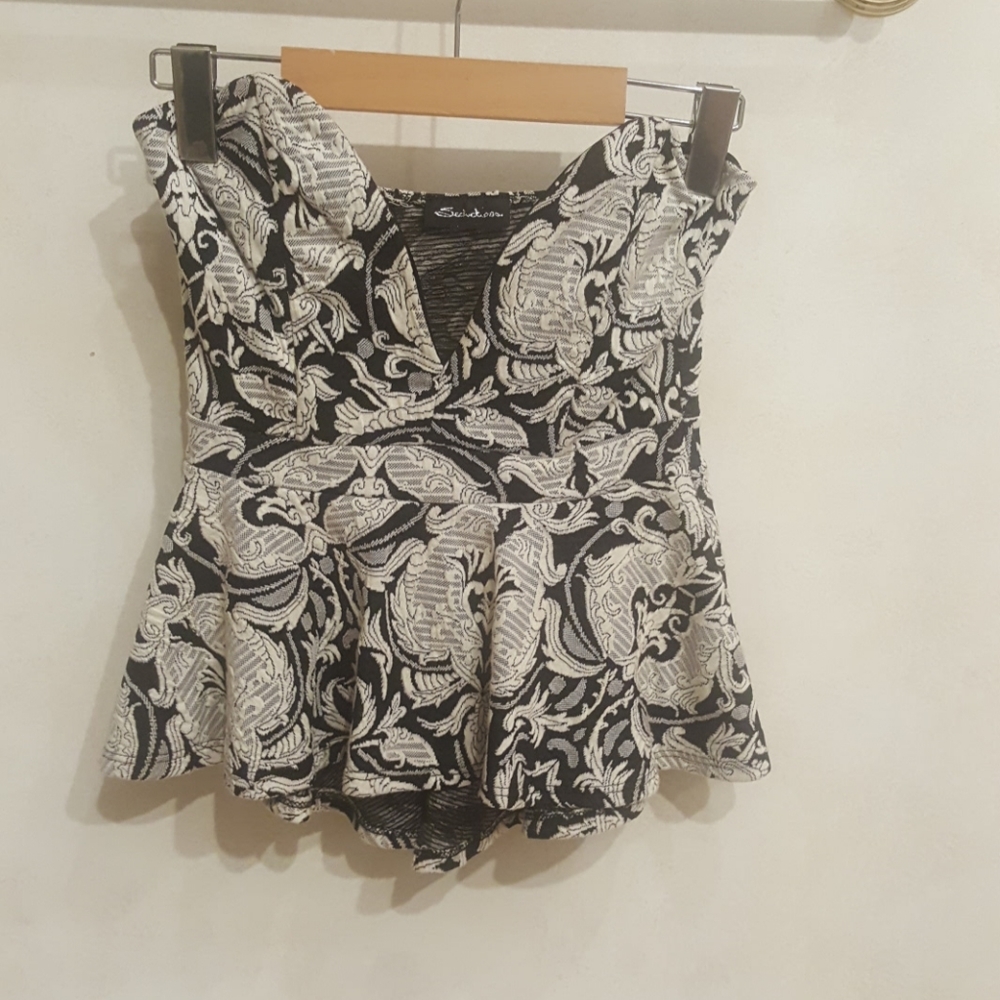 Strapless plunge top